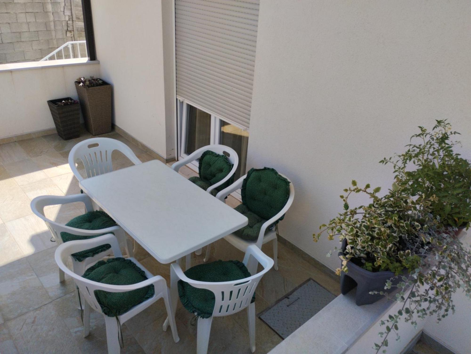 Iris 1 Apartment Ravno