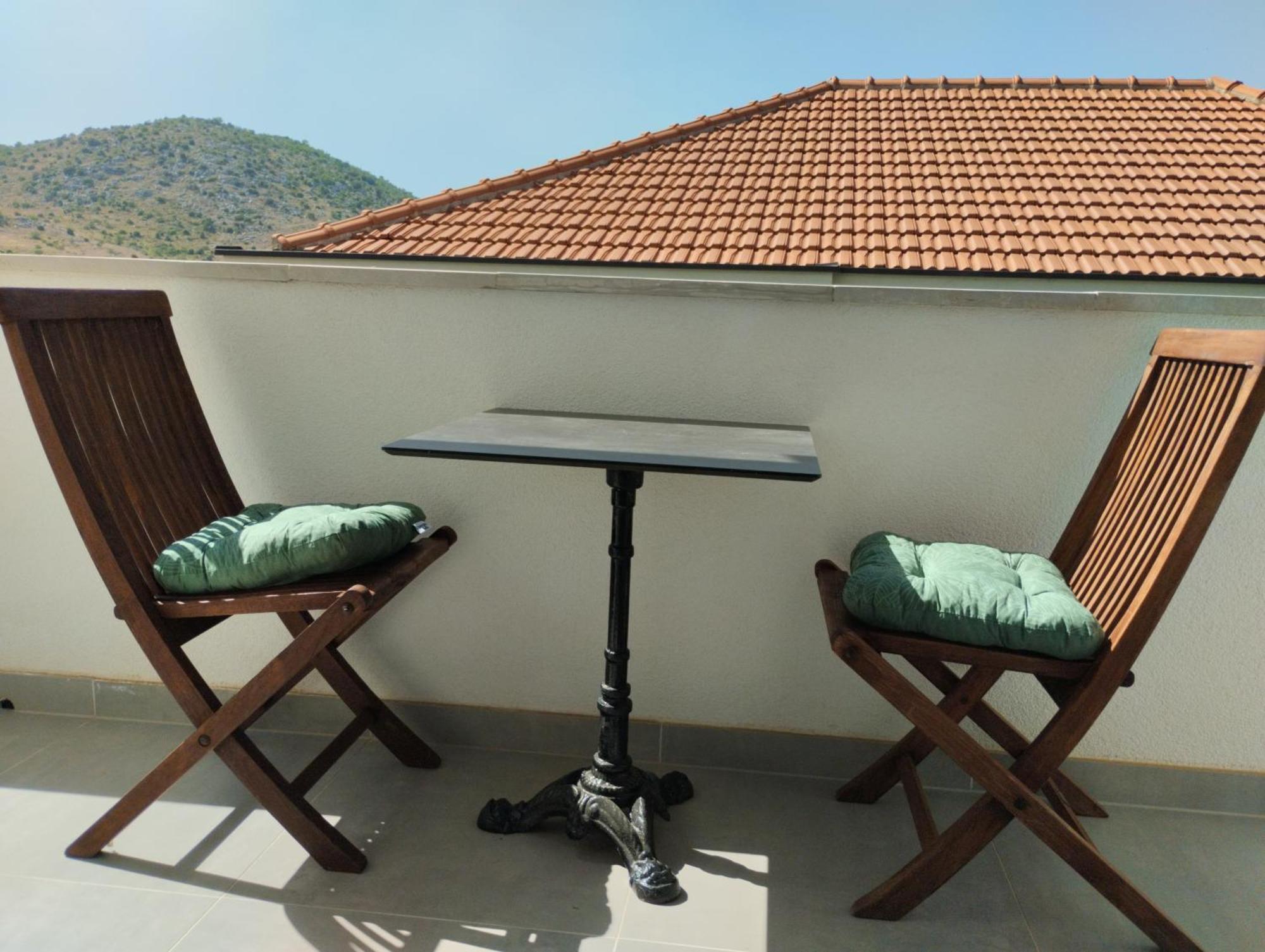 Iris 1 Apartment Ravno